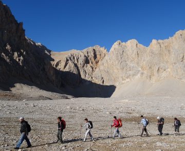 Groupe de randonneurs sur un sentier de randonnée avec leur guide