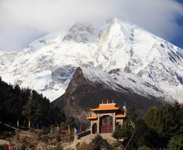 Paysage de montagne au Népal observé lors du tour du Manaslu avec une porte en hauteur