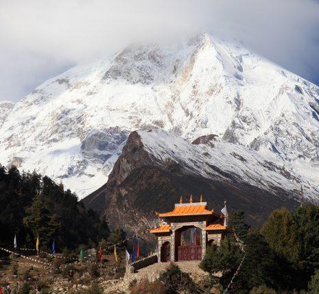 Paysage de montagne au Népal observé lors du tour du Manaslu avec une porte en hauteur