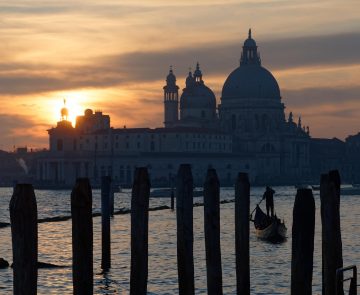 Paysage à Venise au coucher de soleil avec la cathédrale en fond