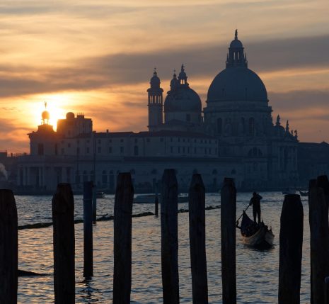 Paysage à Venise au coucher de soleil avec la cathédrale en fond