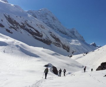Groupe de randonneurs sur un sentier de randonnée en raquettes avec leur guide à Gavarnie