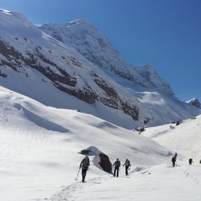 Groupe de randonneurs sur un sentier de randonnée en raquettes avec leur guide à Gavarnie