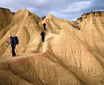 groupe de randonneurs sur un sentier dans le désert des Bardenas