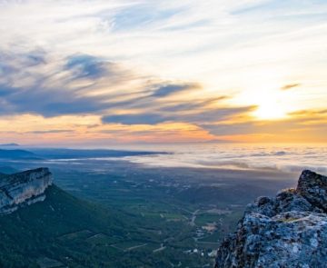 Paysage de montagne avec la lumière du soleil qui se couche sur la vallée observée lors d'un séjour de randonnée du pic Saint-Loup à Saint-Guilhem-le-DÉSERT