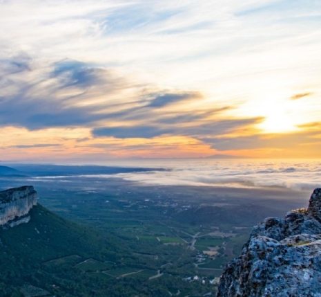 Paysage de montagne avec la lumière du soleil qui se couche sur la vallée observée lors d'un séjour de randonnée du pic Saint-Loup à Saint-Guilhem-le-DÉSERT