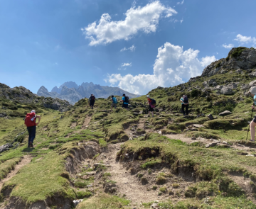 Groupe de randonneurs avec leur guide sur un sentier dans les picos de europa