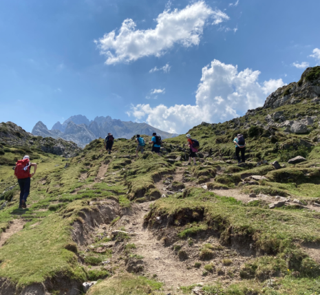 Groupe de randonneurs avec leur guide sur un sentier dans les picos de europa