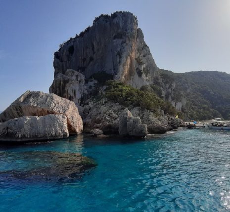 Paysage littoral en Sardaigne, de reliefs parmi les autres, dans une eau turquoise