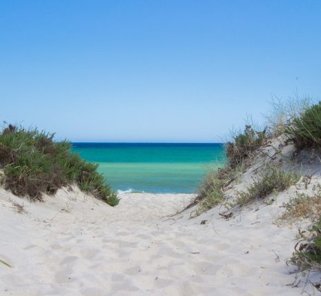 Paysage paradisiaque de bord de mer avec un sable blanc et une eau turquoise au Portugal