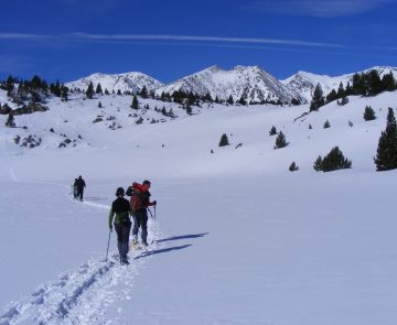 Groupe de randonneurs avec leur guide sur un sentier de randonnée en raquettes dans les Pyrénées orientales