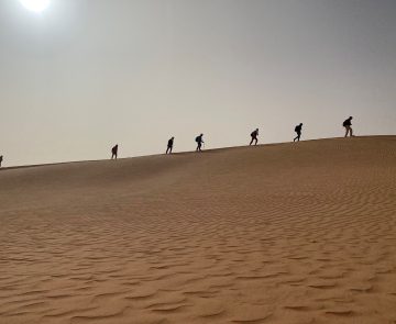 groupe de randonneurs sur la crête des dunes dans le désert de Mauritanie