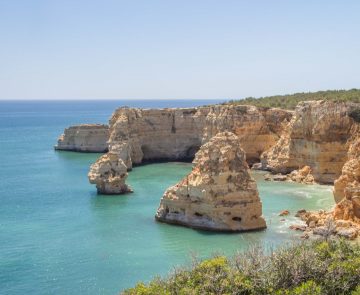 Paysage avec eau turquoise de l'océan dans le sud du Portugal en Algarve.