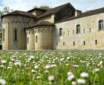 Paysage d'un bâtiment religieux dans le Gers entouré de végétation en fleurs