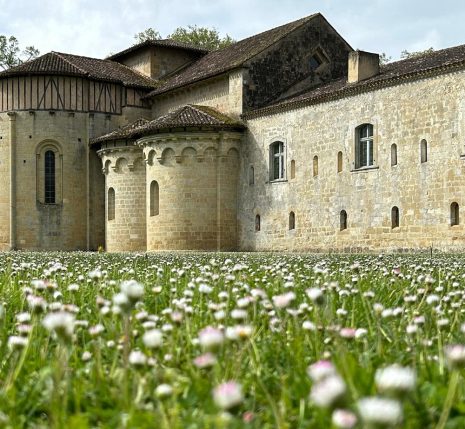 Paysage d'un bâtiment religieux dans le Gers entouré de végétation en fleurs