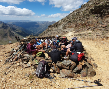Groupe de randonneurs réunis face aux montagnes des hauts sommets d'Andorre.