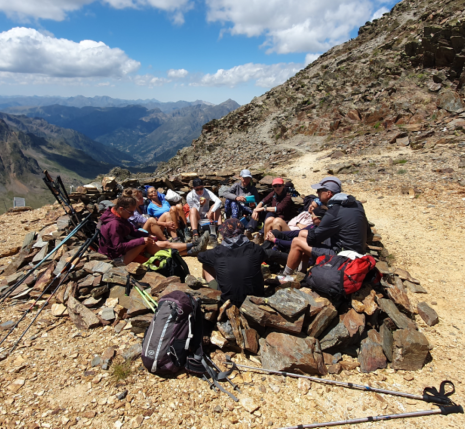 Groupe de randonneurs réunis face aux montagnes des hauts sommets d'Andorre.