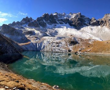 Paysage de montagne avec un lac au pied d'une montagne enneigée