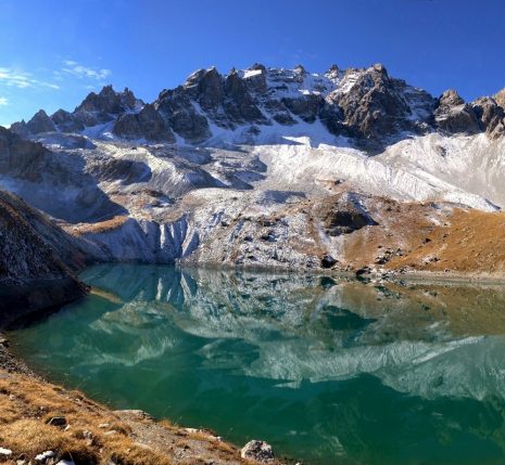 Paysage de montagne avec un lac au pied d'une montagne enneigée