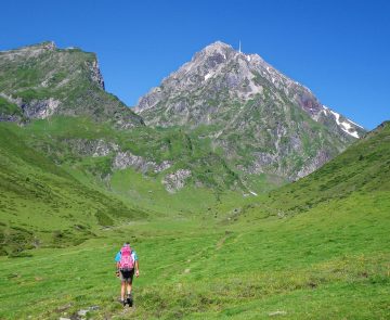 Groupe de randonneurs face aux sommets avec leur guide lors d'un séjour de randonnée balnéo au pic de midi de Bigorre