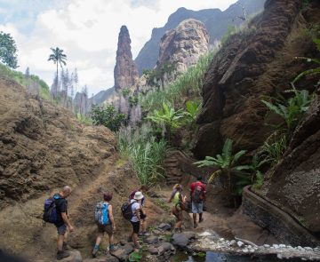 Groupe de randonneurs sur un sentier de Santo Antao au cours de leur séjour au Cap-Vert