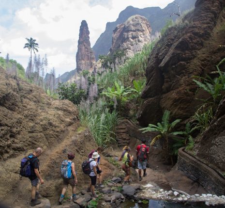 Groupe de randonneurs sur un sentier de Santo Antao au cours de leur séjour au Cap-Vert
