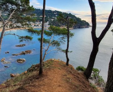 Paysage de bord de mer pris en contrebas avec en bas la mer et des villages blancs caractéristiques