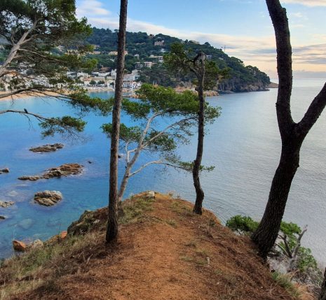 Paysage de bord de mer pris en contrebas avec en bas la mer et des villages blancs caractéristiques