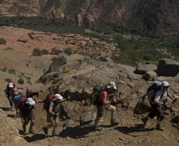 Groupe de randonneurs sur un sentier au Maroc se dirigeant vers le Mgoun