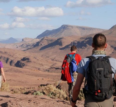Groupe de randonneurs qui regardent les montagnes désertiques du djebel Saghro devant eux