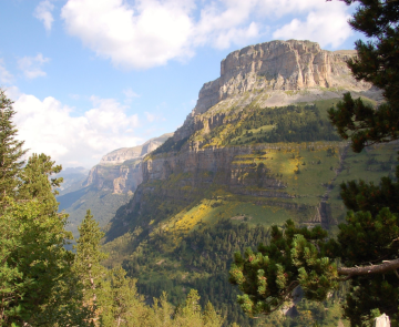 Paysage de montagne observable sur le séjour Gavarnie-Ordesa accompagné d'un guide, avec en fond une montagne entourée de forêts