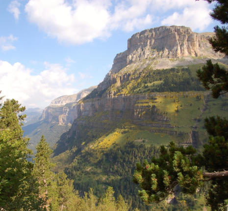 Paysage de montagne observable sur le séjour Gavarnie-Ordesa accompagné d'un guide, avec en fond une montagne entourée de forêts