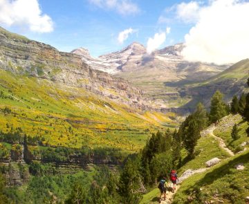 Randonneurs sur un chemin de randonnée se dirigeant vers le cirque de Gavarnie
