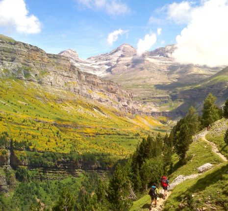 Randonneurs sur un chemin de randonnée se dirigeant vers le cirque de Gavarnie