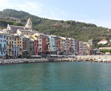Paysage d'un village coloré au bord de l'eau dans les Cinque Terres