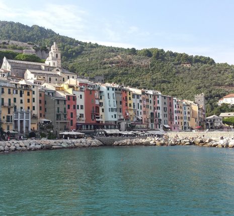 Paysage d'un village coloré au bord de l'eau dans les Cinque Terres