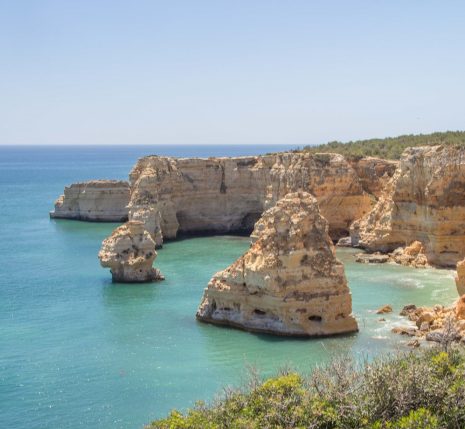 Paysage avec eau turquoise de l'océan dans le sud du Portugal en Algarve.