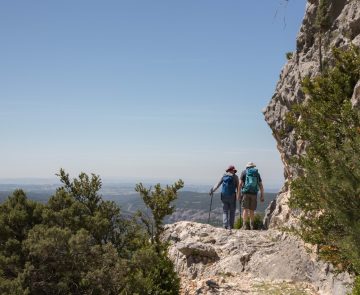 Deux randonneurs sur un chemin en Sierra de Guara lors de leur découverte de la région accompagnés d'un gîte et résidant dans un gîte.