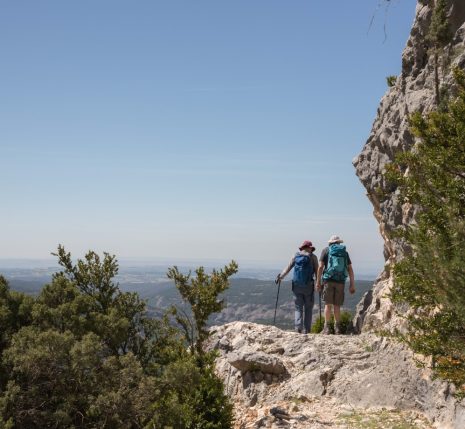 Deux randonneurs sur un chemin en Sierra de Guara lors de leur découverte de la région accompagnés d'un gîte et résidant dans un gîte.