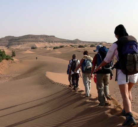 groupe de randonneurs sur une crête d'une dune au Maroc