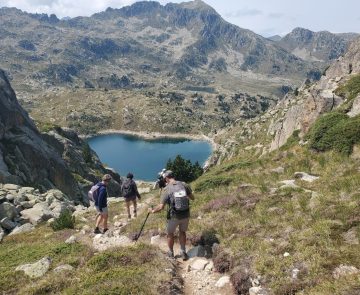 Groupe de randonneurs marchant vers un lac dans les encantats.