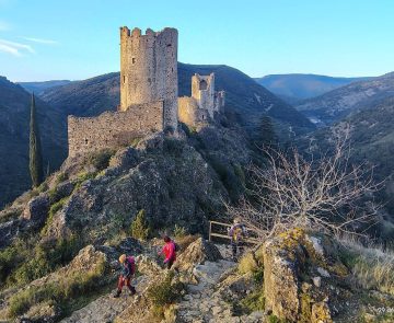 Groupe de randonneurs devant les châteaux de Lastours.