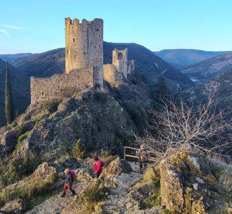 Groupe de randonneurs devant les châteaux de Lastours.