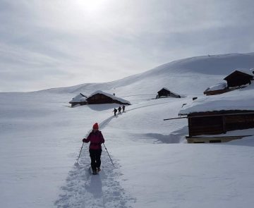 Groupe de randonneurs sur un sentier de randonnée dans la neige en hiver