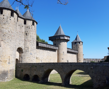Paysage de forteresse observé lors d'un séjour réveillon randonnée à Carcassonne