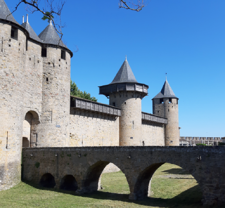Paysage de forteresse observé lors d'un séjour réveillon randonnée à Carcassonne