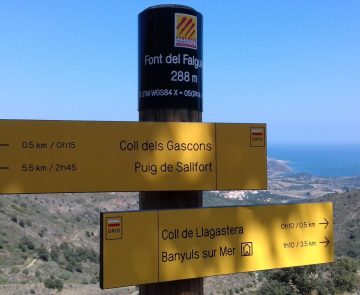 Panneau directionnel qui indique le GR10 en direction de Banyuls