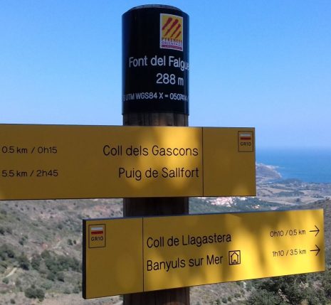 Panneau directionnel qui indique le GR10 en direction de Banyuls