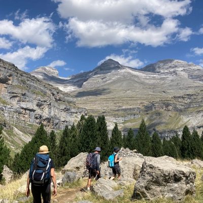 Groupe de randonneurs avec leur guide au cours de la découverte du grand canyon d'Ordesa et du mont perdu