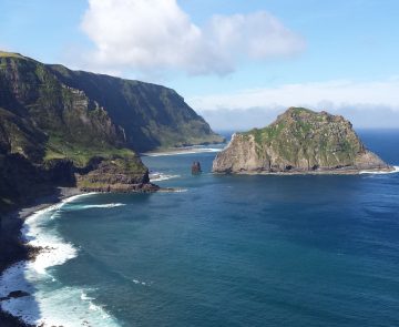 Paysage Açores : bord de mer avec des falaises et des plages de pierre noire